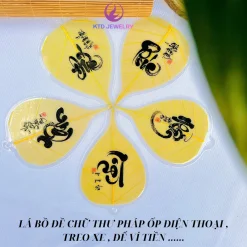 Lá Bồ Đề chữ thư pháp cầu Bình An Tài Lộc treo xe, ốp điện thoại, ví tiền...